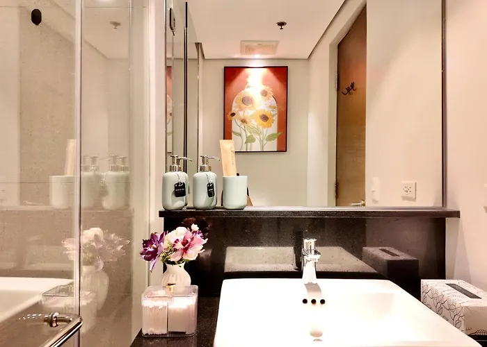 Modern In Makati Cbd With Rooftop Pool & Gym